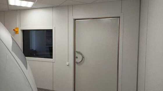 Putih Powder Coated RF Shielded Pintu dengan Pola Pembukaan Disesuaikan dan 100 dB RF Attenuation