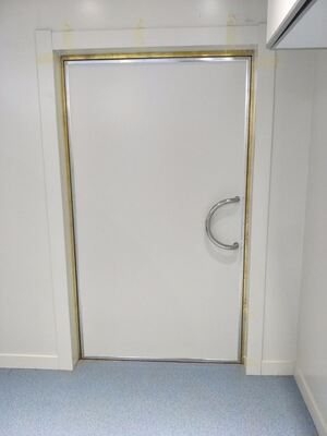 Pintu yang dilindungi RF dengan Efektivitas Perisai 100 dB dan Tipe Pembukaan Pintu Swing untuk Perisai RF Dual-Band